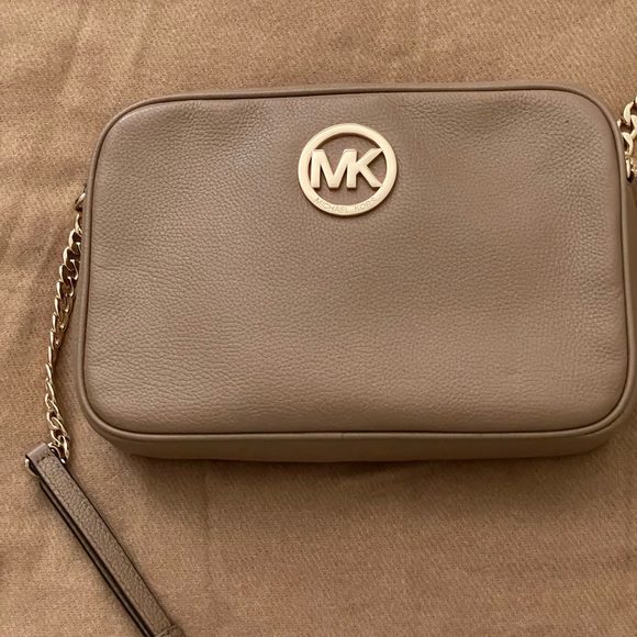 MICHAEL KORS FULTON LG CROSSBODY BAG. Nude color. - Picture 3 of 11